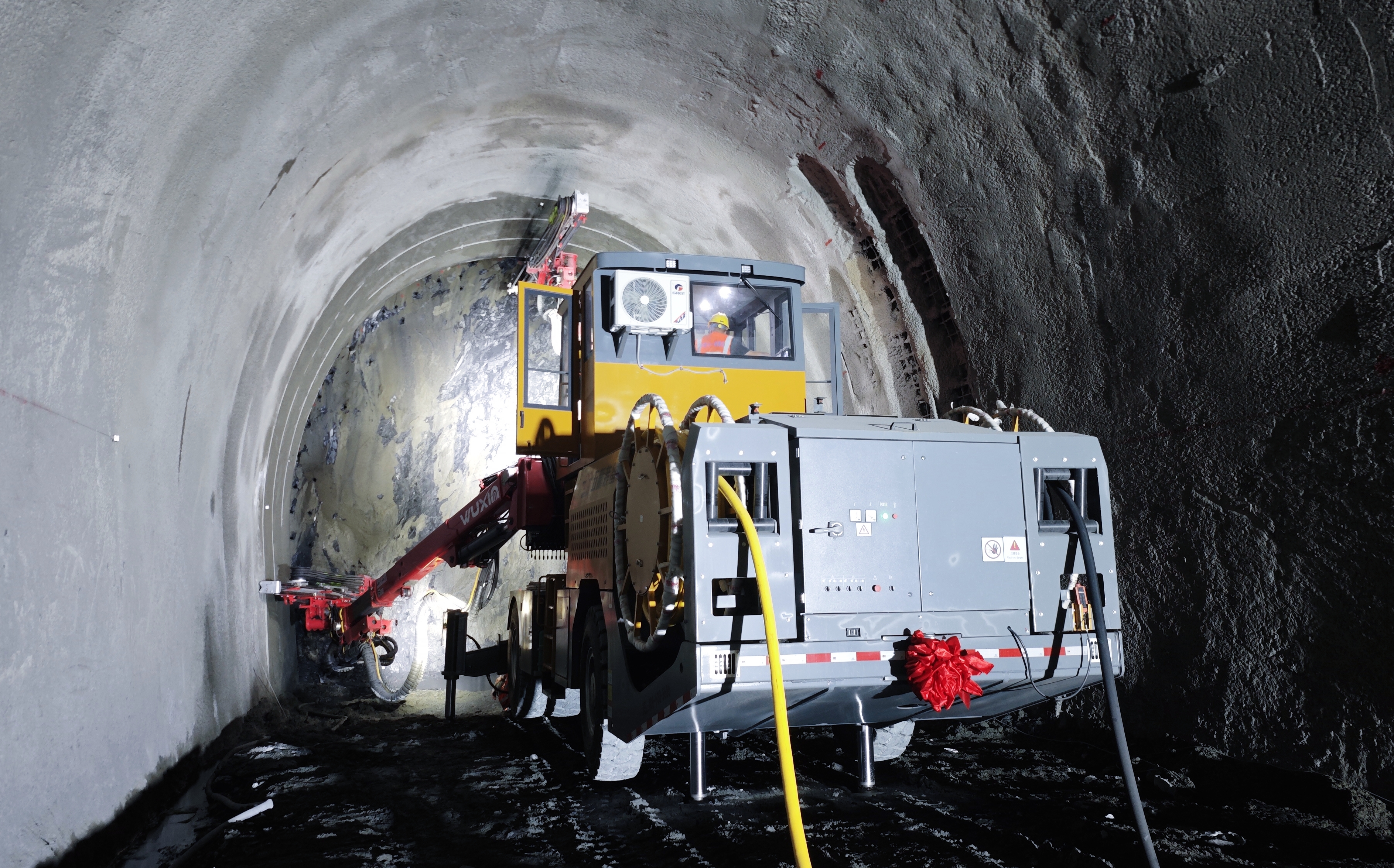 The “Power Tool for Tackling Tough Challenges” on The Roof of The World: The Uniroc Face Drill Rig WD633 Solves High-Altitude Drilling Difficulties!