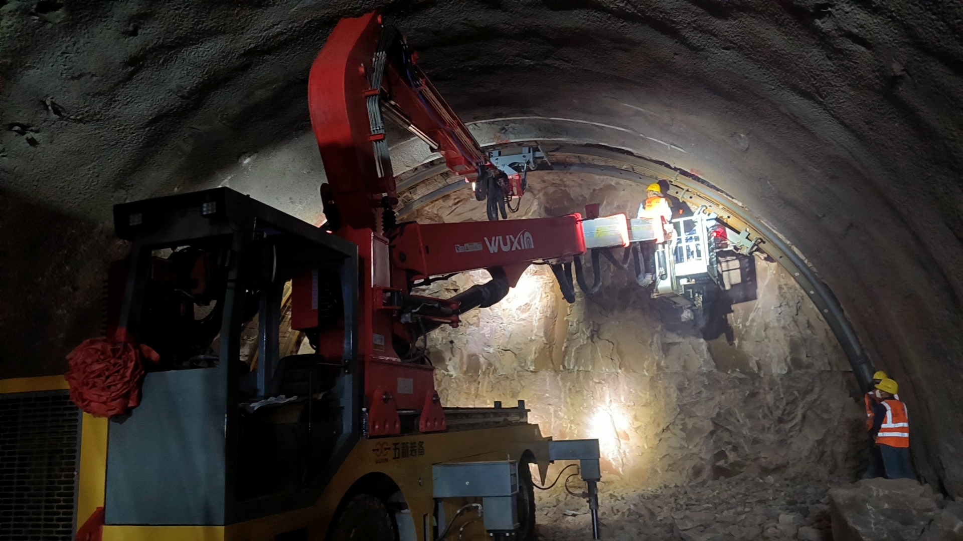 Safety And Efficiency Are Not Compromised | Uniroc's Platform Lifter Potects Tunnel Construction